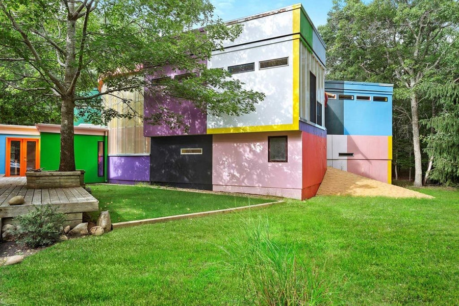 “Chúng tôi nên được trao giải Nobel cho công trình này”, kiến trúc sư Shusaku Arakawa từng nói về ý tưởng gia tăng tuổi thọ cho những người sống bên trong của ngôi nhà. Dù giống một sân chơi, nhưng khi mới xây xong, nơi đây cấm trẻ em bước vào còn người lớn muốn thăm quan phải ký giấy xác nhận tự chịu các vấn đề về sức khỏe.