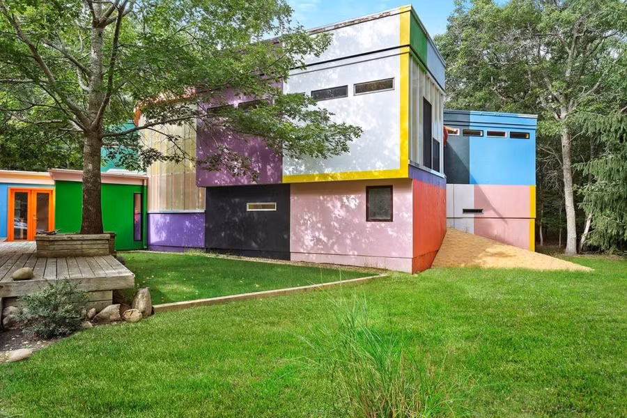 “Chúng tôi nên được trao giải Nobel cho công trình này”, kiến trúc sư Shusaku Arakawa từng nói về ý tưởng gia tăng tuổi thọ cho những người sống bên trong của ngôi nhà. Dù giống một sân chơi, nhưng khi mới xây xong, nơi đây cấm trẻ em bước vào còn người lớn muốn thăm quan phải ký giấy xác nhận tự chịu các vấn đề về sức khỏe.