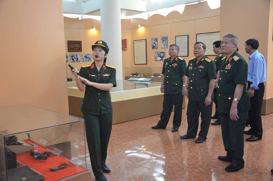 Trung tướng Tiêu Văn Mẫn thăm Bảo tàng Quân đoàn 3. Ảnh: Vĩnh Hoàng