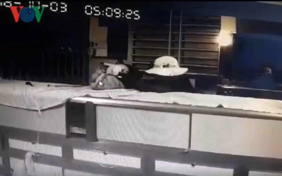  Tên trộm bịt mặt đã 