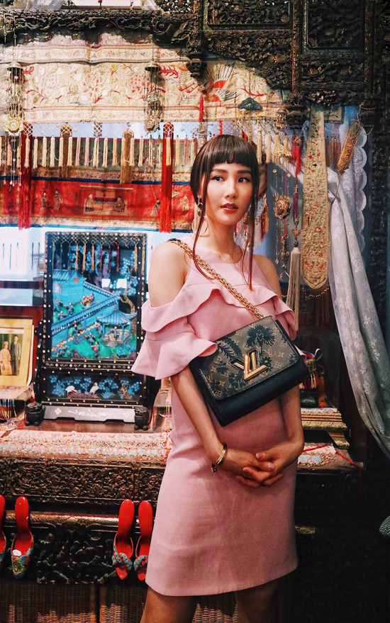 Trong loạt ảnh mới này, Diễm My xuất hiện như một quý cô ở thập niên 80 với trang phục sở hữu những đường cắt bất đối xứng, phá cách và màu sắc tươi vui không theo quy chuẩn.