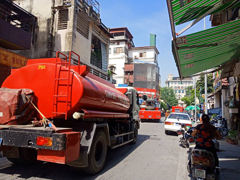 Đội Cảnh sát PCCC số 2 đã huy động 3 xe cứu hỏa chuyên dụng cùng hàng chục chiến sỹ tới hiện trường dập lửa Đội Cảnh sát PCCC số 2 đã huy động 3 xe cứu hỏa chuyên dụng cùng hàng chục chiến sỹ tới hiện trường dập lửa