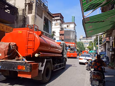  Đội Cảnh sát PCCC số 2 đã huy động 3 xe cứu hỏa chuyên dụng cùng hàng chục chiến sỹ tới hiện trường dập lửa 