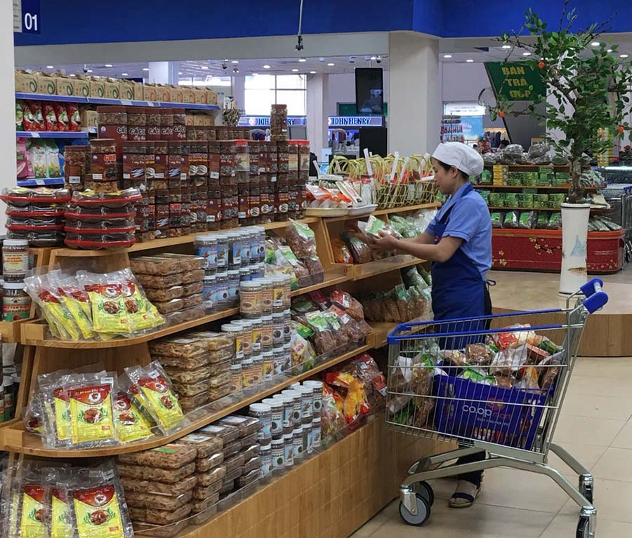 Nhiều gian hàng được bố trí phù hợp với nhu cầu mua sắm của khách hàng. Ảnh: lê Lan