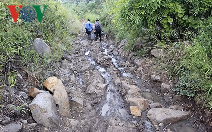 Đường độc đạo lên núi Cheng Leng là nơi Tân thu phí 50.000 đồng/lượt.