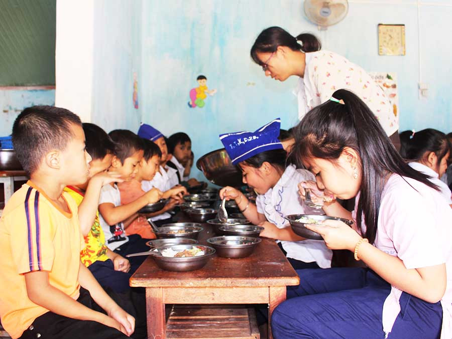 Học sinh Trường Tiểu học Đak Krong rất hứng thú với bữa ăn trưa tại trường. Ảnh: N.G