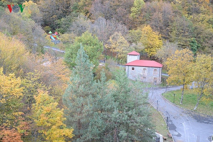  Bức tranh đa màu sắc của mùa thu vùng núi Nam Kavkaz.