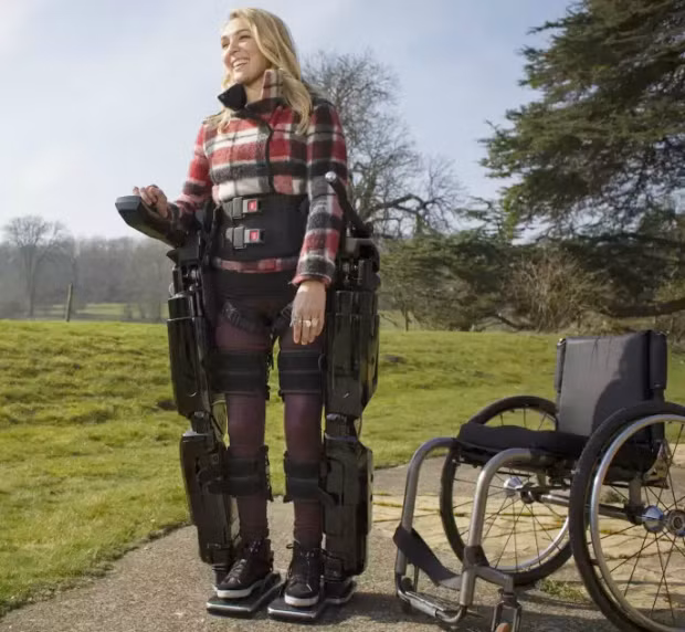  Bộ khung tay chân robot bên ngoài giúp bệnh nhân có thể di chuyển dễ dàng hơn. Ảnh: AL