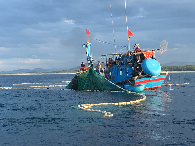 Tàu cá của ngư dân đang kéo lưới trên biển ẢNH: TRANG THY