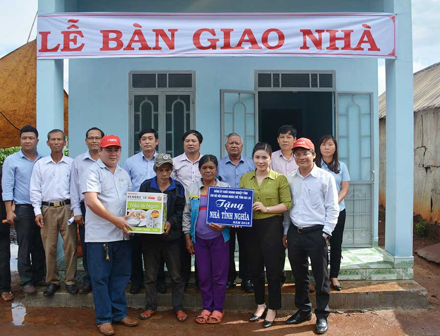  Hội Doanh nhân trẻ Gia Lai trao nhà tình nghĩa cho gia đình khó khăn trên địa bàn tỉnh. Ảnh: H.Đ.T