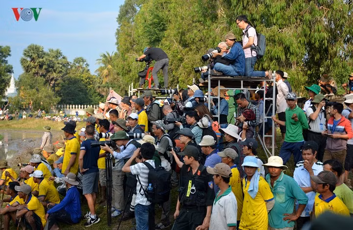 Hàng trăm nhà báo và nhà nhiếp ảnh đến để đưa tin, ghi lại những khoảnh khắc của Lễ hội. Hàng trăm nhà báo và nhà nhiếp ảnh đến để đưa tin, ghi lại những khoảnh khắc của Lễ hội.