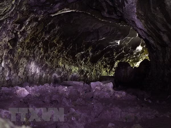Một hang động núi lửa được tạo nên từ dòng chảy của dung nham. (Ảnh chỉ mang tính minh họa. Nguồn: TTXVN)