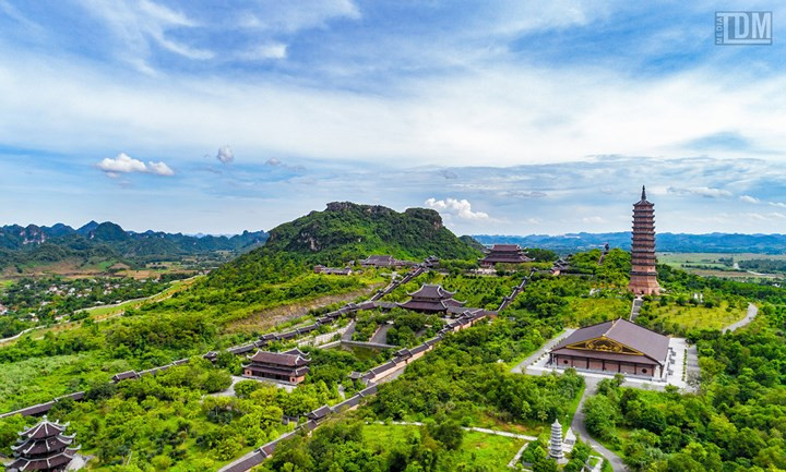 Chùa Bái Đính có khuôn viên rộng 539 ha bao gồm 27 ha khu chùa Bái Đính cổ, 80ha khu chùa Bái Đính mới. Nơi đây hàng năm vinh dự chào đón hàng vạn phật tử về hành hương.