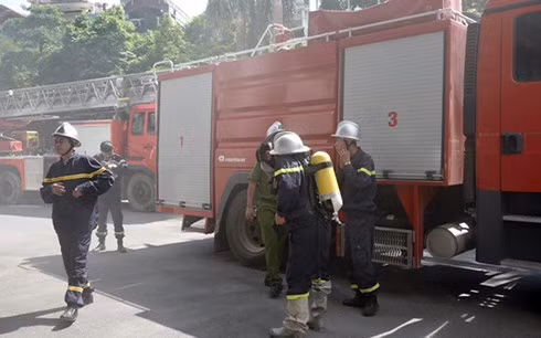 Lực lượng PCCC tiến hành dập lửa tại tòa nhà Viện dầu khí (167 Trung Kính, Hà Nội).