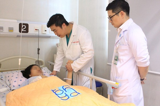 Bác sĩ BV Đại học Y Dược đang thăm khám cho bệnh nhân