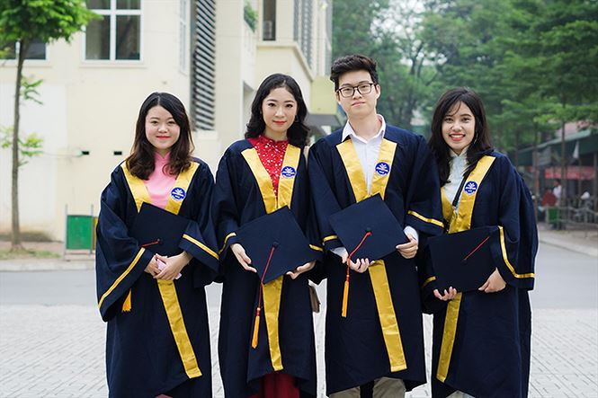Mã Hồng Anh (thứ 2, từ trái qua) cùng bạn bè nhận bằng tốt nghiệp đại học.  Mã Hồng Anh (thứ 2, từ trái qua) cùng bạn bè nhận bằng tốt nghiệp đại học.