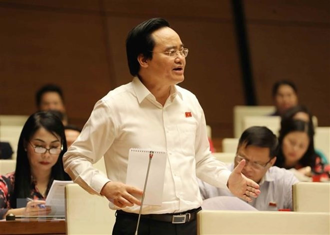 Bộ trưởng Bộ Giáo dục và Đào tạo Phùng Xuân Nhạ giải trình làm rõ vấn đề đại biểu nêu. (Ảnh: Phương Hoa/TTXVN)