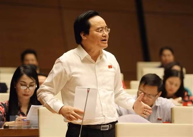 Bộ trưởng Bộ Giáo dục và Đào tạo Phùng Xuân Nhạ giải trình làm rõ vấn đề đại biểu nêu. (Ảnh: Phương Hoa/TTXVN)