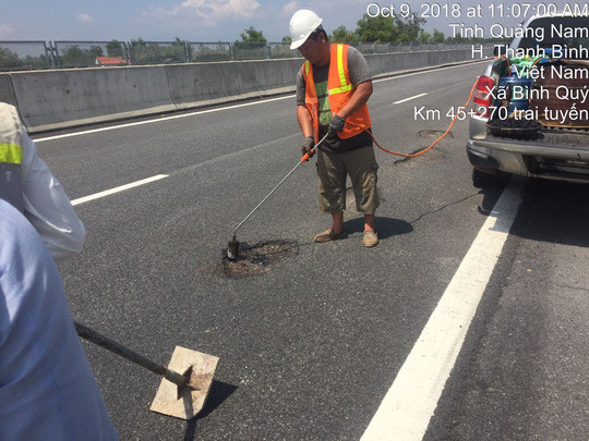 Sửa ổ gà trên đường cao tốc