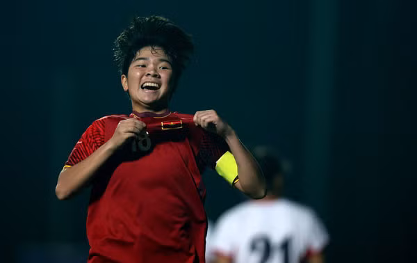 Đội trưởng Tuyết Ngân hoàn thành xuất sắc nhiệm vụ của một tiền đạo