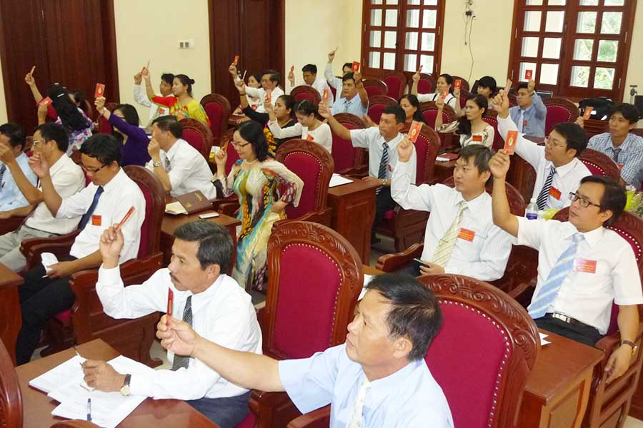 Đảng viên tại Đảng bộ Văn phòng Tỉnh ủy biểu quyết các chỉ tiêu công tác. Ảnh: T.N