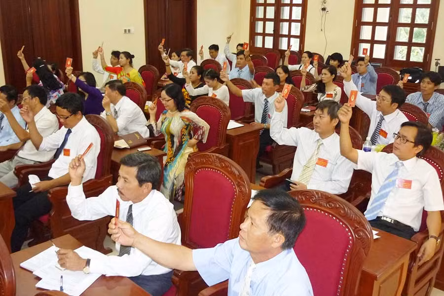 Đảng viên tại Đảng bộ Văn phòng Tỉnh ủy biểu quyết các chỉ tiêu công tác. Ảnh: T.N