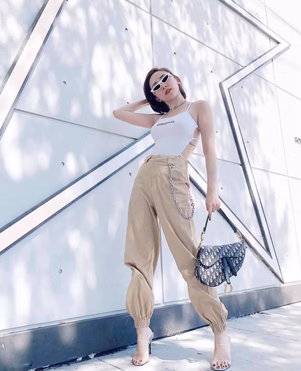 Những mẫu áo quây, áo cut-out, áo thun ôm sát body hay áo hở eo được ca sĩ mix-match nhịp nhàng cùng các kiểu quần hợp mốt hoặc chân váy tôn chiều cao. 