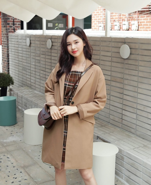 Áo khoác màu camel không đòi hỏi nhiều thủ thuật phối đồ, bởi màu sắc này khá dễ tính. Song nếu muốn thật thanh lịch đi làm, bạn có thể ưu tiên những gam màu trung tính.