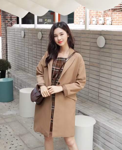 Áo khoác màu camel không đòi hỏi nhiều thủ thuật phối đồ, bởi màu sắc này khá dễ tính. Song nếu muốn thật thanh lịch đi làm, bạn có thể ưu tiên những gam màu trung tính.