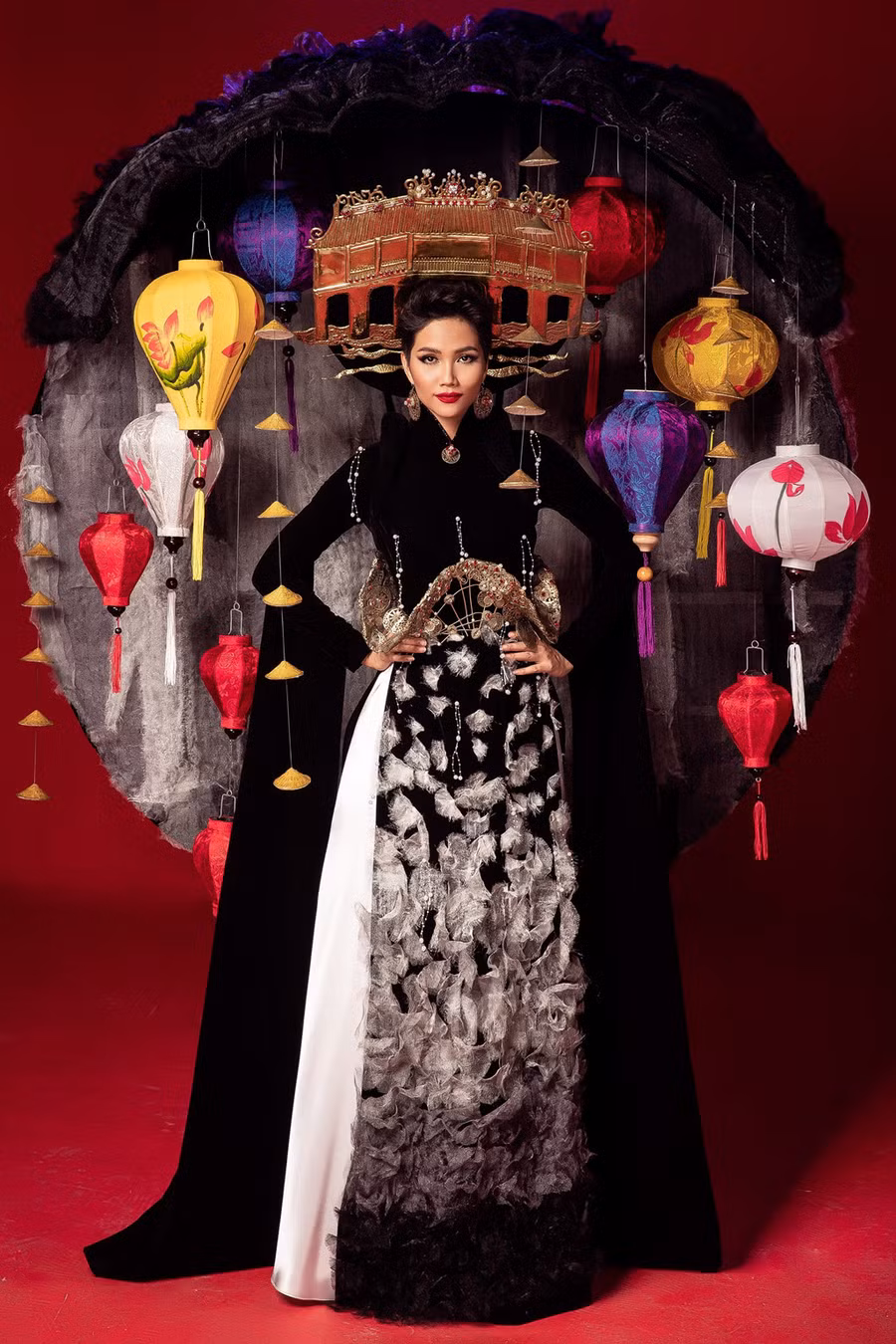 Tuy cồng kềnh nhưng chất liệu của Phố cổ lại rất nhẹ, giảm trọng lượng phần đeo trên lưng, không gây khó khăn khi di chuyển. Nhà thiết kế Thuận Việt đánh giá cao ý nghĩa của trang phục và sự lộng lẫy đảm bảo không bị lép vế khi đứng cạnh các nước khác. 