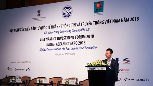 Ông Lưu Mạnh Hà - Phó TGĐ Viettel Telecom: “Ở Việt Nam, trong những năm gần đây, doanh thu của các dịch vụ viễn thông truyền thống gần như đứng yên, thậm chí là sụt giảm”. Theo vị lãnh đạo Viettel Telecom, tỷ lệ người dùng di động trên tổng dân số Việt Nam hiện đã gần như ở mức bão hòa. Ảnh: Trọng Đạt Ông Lưu Mạnh Hà - Phó TGĐ Viettel Telecom: “Ở Việt Nam, trong những năm gần đây, doanh thu của các dịch vụ viễn thông truyền thống gần như đứng yên, thậm chí là sụt giảm”. Theo vị lãnh đạo Viettel Telecom, tỷ lệ người dùng di động trên tổng dân số Việt Nam hiện đã gần như ở mức bão hòa. Ảnh: Trọng Đạt