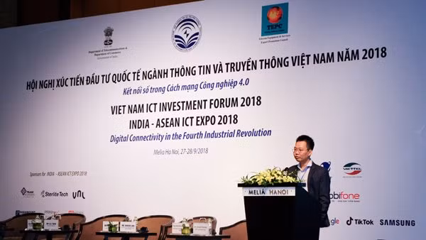 Ông Lưu Mạnh Hà - Phó TGĐ Viettel Telecom: “Ở Việt Nam, trong những năm gần đây, doanh thu của các dịch vụ viễn thông truyền thống gần như đứng yên, thậm chí là sụt giảm”. Theo vị lãnh đạo Viettel Telecom, tỷ lệ người dùng di động trên tổng dân số Việt Nam hiện đã gần như ở mức bão hòa. Ảnh: Trọng Đạt