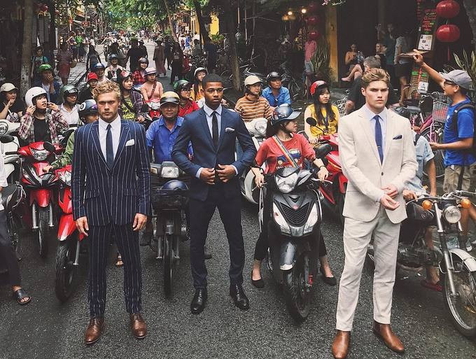 Christopher, Khari và Nick mặc vest tạo dáng giữa phố cổ Hội An. Ảnh: Christopher Mason. Christopher, Khari và Nick mặc vest tạo dáng giữa phố cổ Hội An. Ảnh: Christopher Mason.