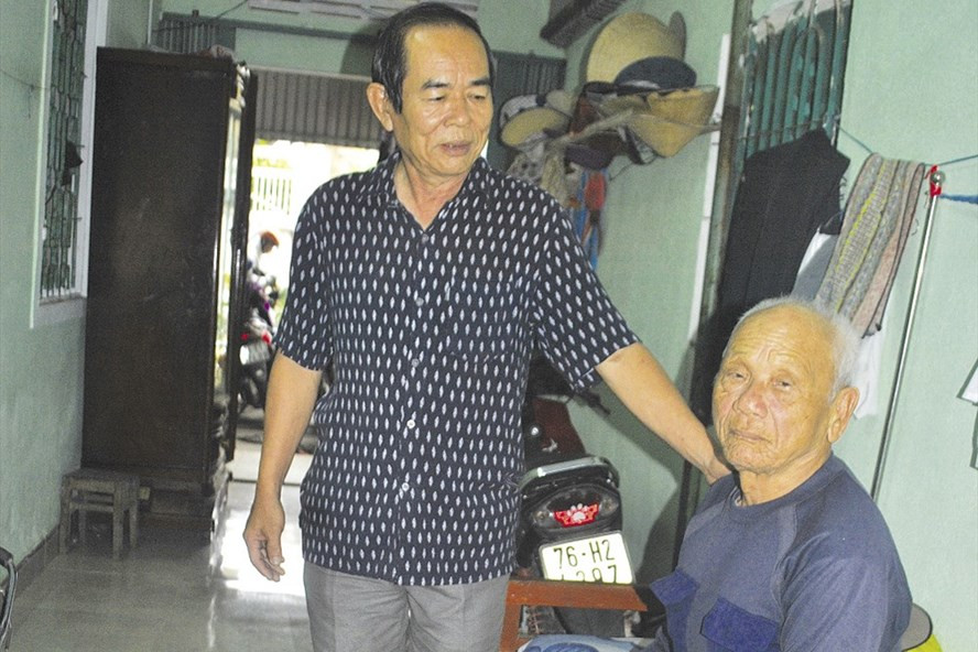 Ông Lên hỏi thăm cụ Bằng sau ngày vất vả mưu sinh. Ảnh: P.NHƠN