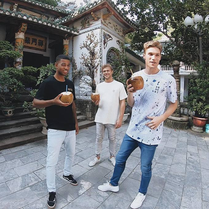 Đầu tháng 10, ba chàng người mẫu điển trai tới Đà Nẵng để thực hiện một bộ ảnh cho thương hiệu thời trang nam của New Zealand. Trong ảnh lần lượt từ trái sang là Khari Oriogun, Christopher Mason và Nick Truelove. Ảnh: Hallenstein Brothers. Đầu tháng 10, ba chàng người mẫu điển trai tới Đà Nẵng để thực hiện một bộ ảnh cho thương hiệu thời trang nam của New Zealand. Trong ảnh lần lượt từ trái sang là Khari Oriogun, Christopher Mason và Nick Truelove. Ảnh: Hallenstein Brothers.