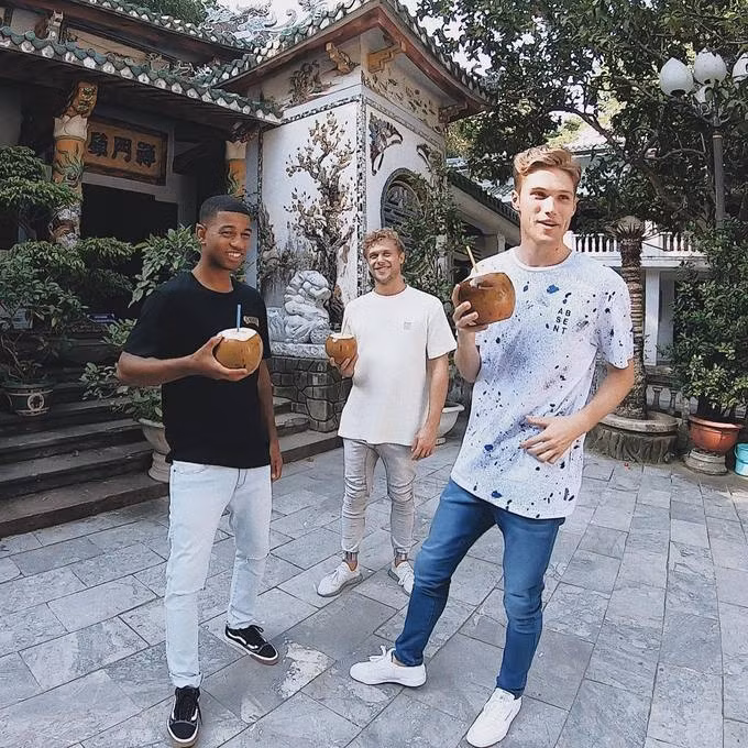  Đầu tháng 10, ba chàng người mẫu điển trai tới Đà Nẵng để thực hiện một bộ ảnh cho thương hiệu thời trang nam của New Zealand. Trong ảnh lần lượt từ trái sang là Khari Oriogun, Christopher Mason và Nick Truelove. Ảnh: Hallenstein Brothers.