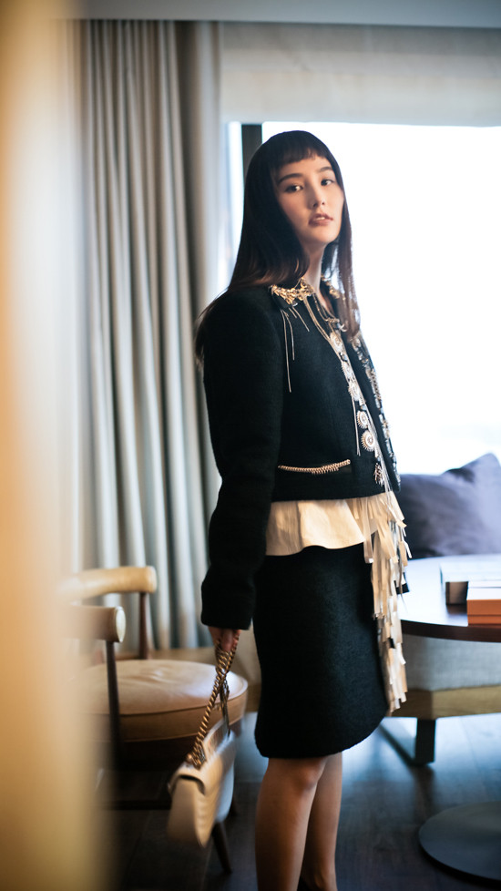  Việc kết hợp các kiểu váy, túi xách, giầy 'gây sốt' trên thế giới cũng giúp Diễm My 9x sở hữu thần thái sang chảnh.