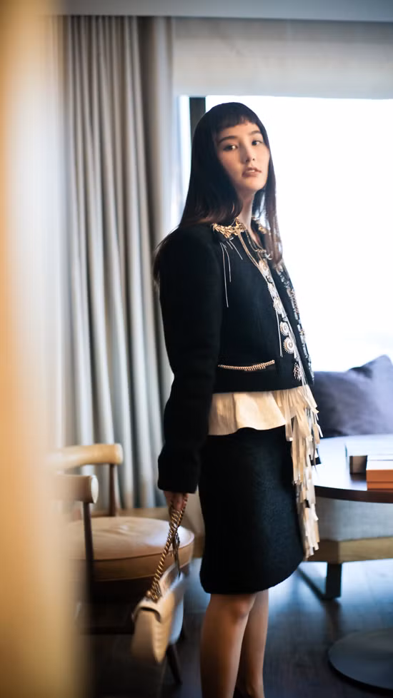  Việc kết hợp các kiểu váy, túi xách, giầy 'gây sốt' trên thế giới cũng giúp Diễm My 9x sở hữu thần thái sang chảnh.