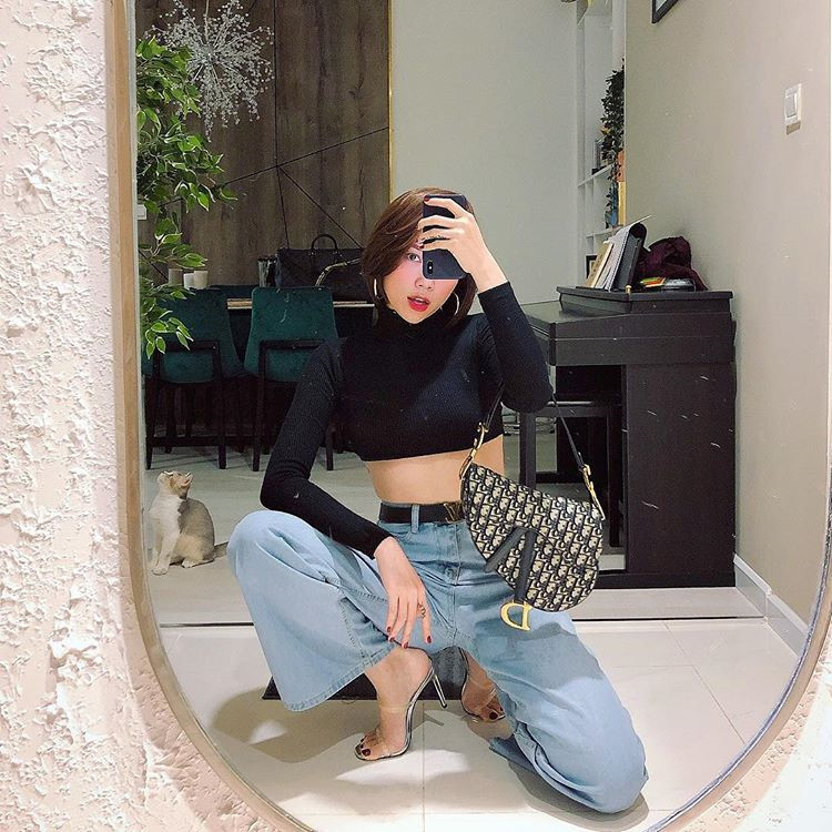 Sử dụng phần quai linh hoạt là một trong những ưu điểm khiến giới mộ điệu mê mẩn mẫu túi kinh điển của nhà mốt Pháp. Túi có phiên bản da trơn, denim, in logo hoặc họa tiết nổi bật để tín đồ lựa chọn.