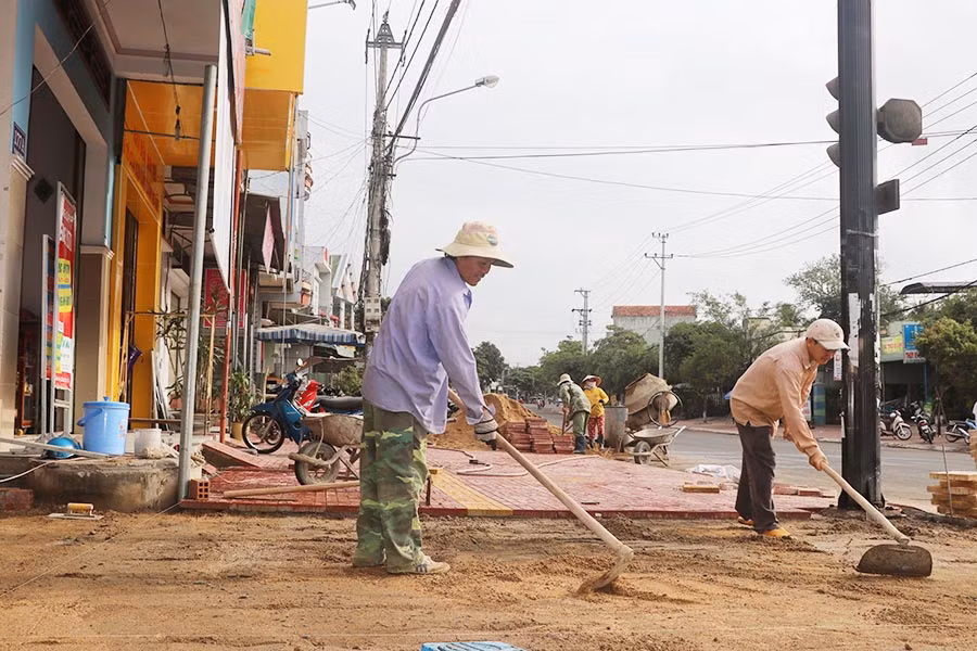  Công trình lát vỉa hè đường Quang Trung đang được đơn vị thi công đẩy nhanh tiến độ. Ảnh: Q.T