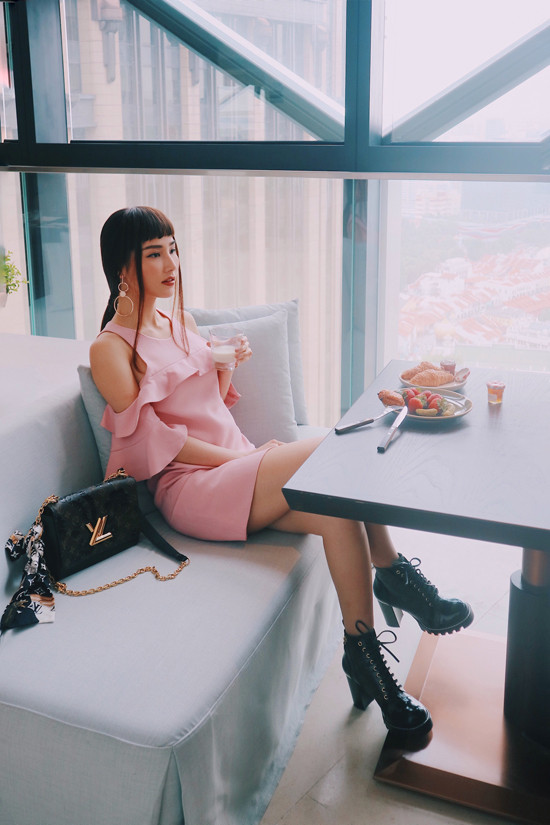 Diễm My chọn các mẫu túi thuộc bộ sưu tập Xuân - Hè của thương hiệu Louis Vuitton làm điểm nhấn cho từng set đồ.