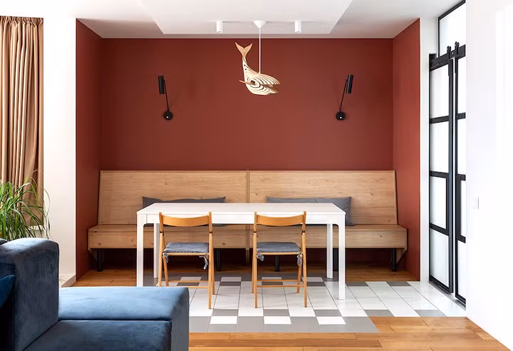 Tường sơn màu đỏ thẫm tăng thêm chiều sâu cho không gian. Tường sơn màu đỏ thẫm tăng thêm chiều sâu cho không gian.