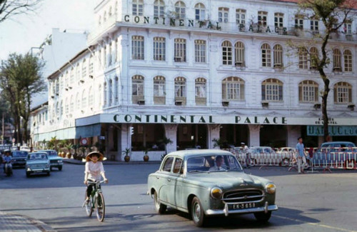  Peugeot 403 trên đường Tự Do trước năm Hạ Viện 1968, nay là đường Đồng Khởi trước nhà hát thành phố