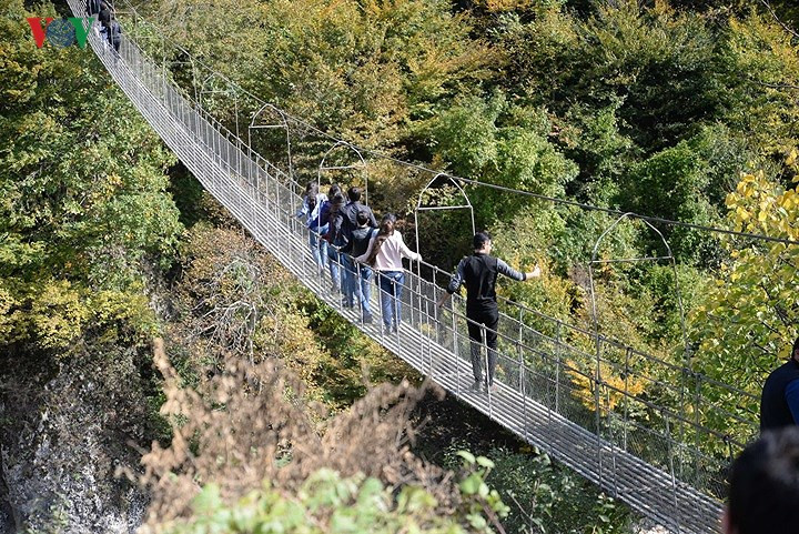 Một nhóm thanh niên Azerbaijan đang thử cảm giác mạnh khi đi bộ trên một chiếc cầu treo vắt qua vực thẳm vào dịp cuối thu.
