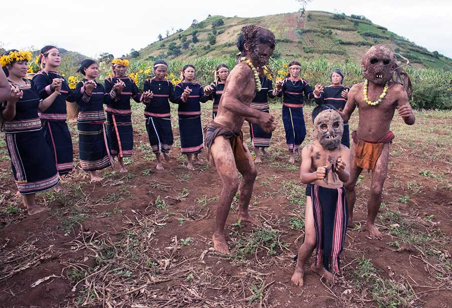 Các nghệ nhân tham gia biểu diễn tại lễ hội hoa dã quỳ-núi lửa Chư Đăng Ya năm 2017. Ảnh: Tấn Vịnh