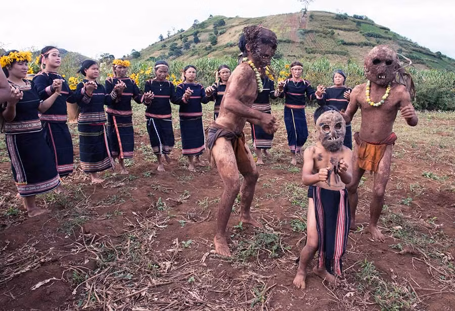 Các nghệ nhân tham gia biểu diễn tại lễ hội hoa dã quỳ-núi lửa Chư Đăng Ya năm 2017. Ảnh: Tấn Vịnh