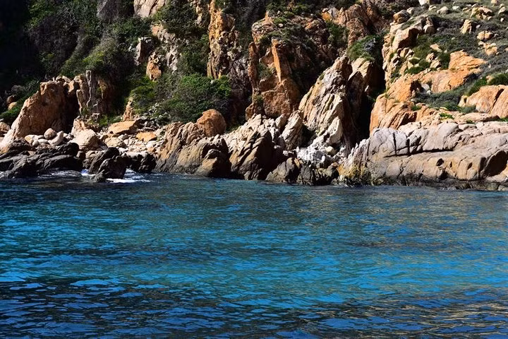 Vẻ đẹp lung linh của Vĩnh Hy không thua kém bất kỳ vùng vịnh nào trên thế giới.