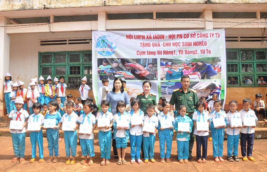 Tặng quà cho các em học sinh vượt khó học giỏi. Ảnh: Vĩnh Hoàng