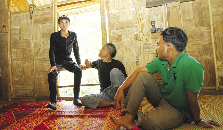 Đao ngồi lên cửa sổ trong ánh mắt vui sướng của người thân. Ảnh: HƯNG THƠ