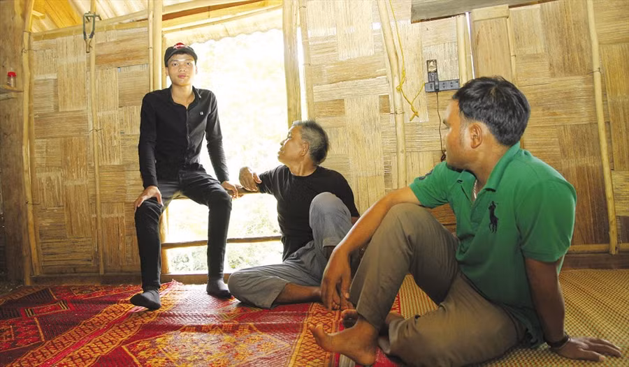 Đao ngồi lên cửa sổ trong ánh mắt vui sướng của người thân. Ảnh: HƯNG THƠ